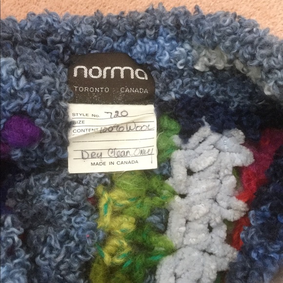 NORMA OF TORONTO VINTAGE COLLECTIBLE SWEATER - Picture 2 of 7